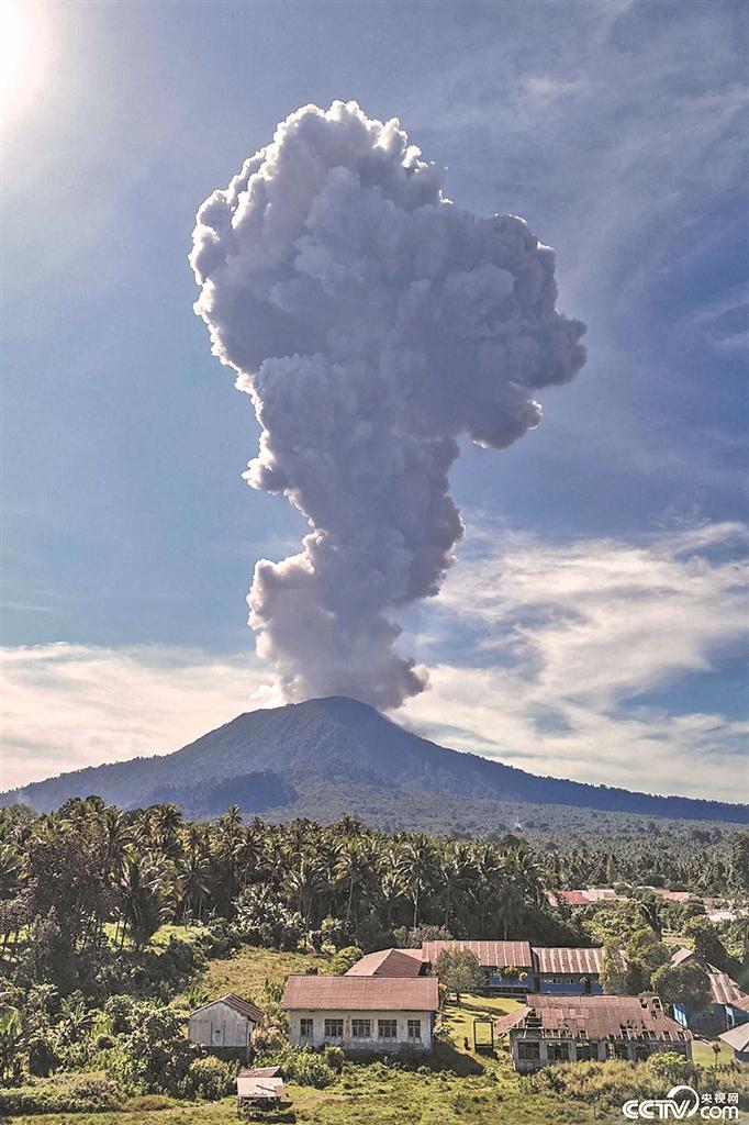 印尼伊布火山 发生喷发